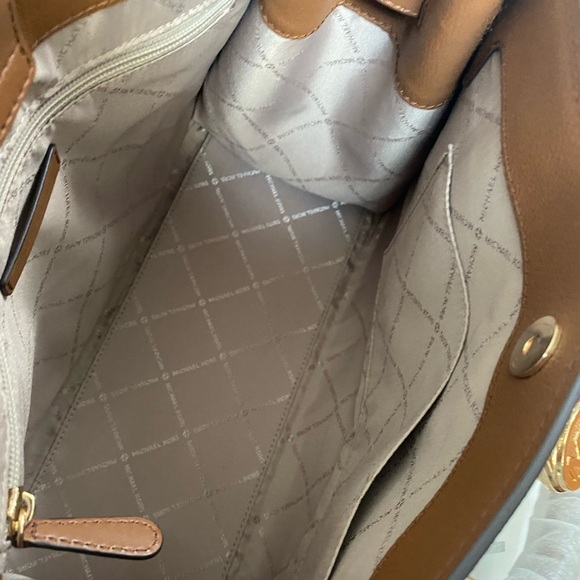 Michael Kors satchel and matching wallet - Picture 3 of 12